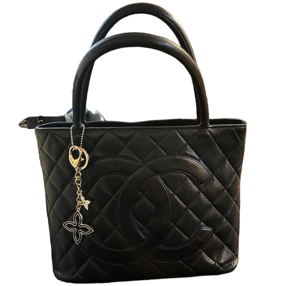 ‼️FINAL PRICE DROP‼️VINTAGE CHANEL MEDALLION TOTE BAG - Picture 3 of 17